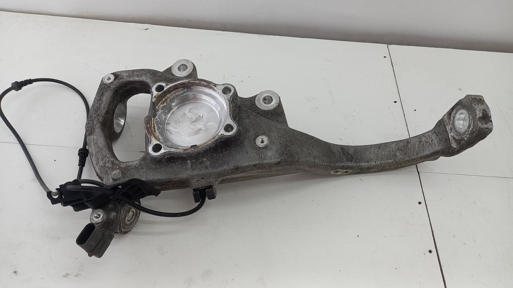 Цапфа передня права Mercedes-Benz C W205 2018 рр 2052200