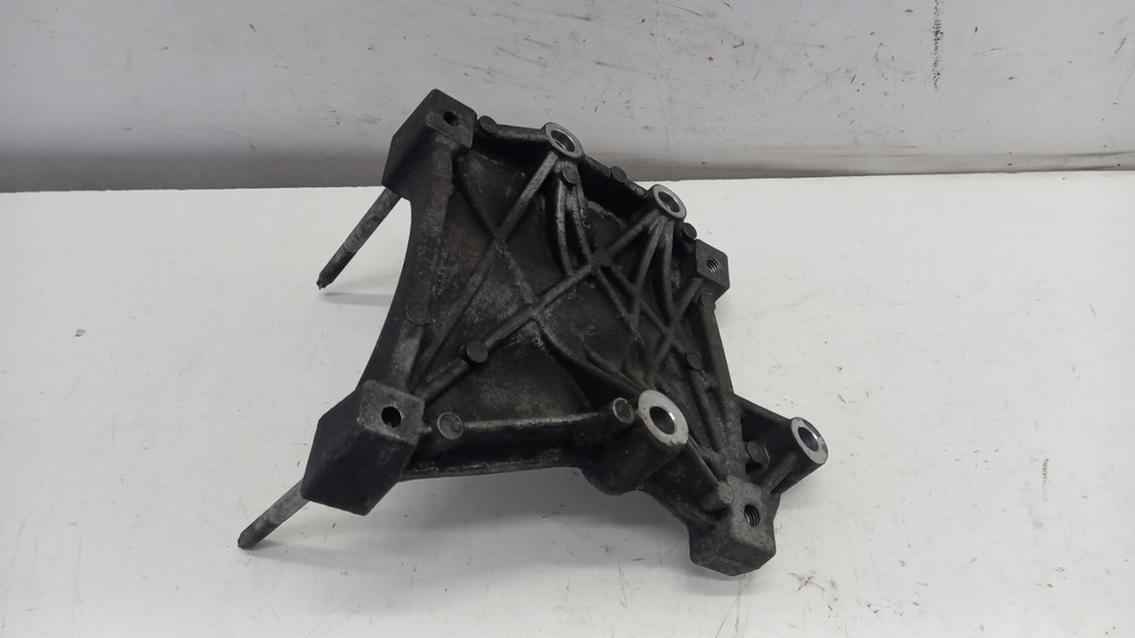 Кронштейн компрессора Chrysler Voyager 2.8crd 2008-2016  90513199F