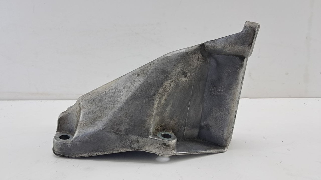 Кронштейн двигателя левый Volkswagen Passat B5 1.9 TDI 2004  8D0199307P