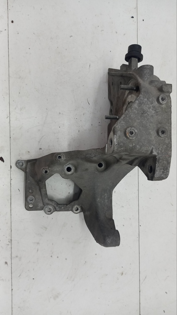 Кронштейн ТНВД Opel Insignia Astra Zafira 2.0 CDI 2011 55574721