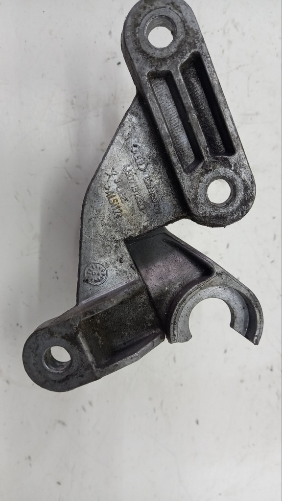 Кронштейн троса КПП Audi A4 B7 2007 рр. 4B0713125D