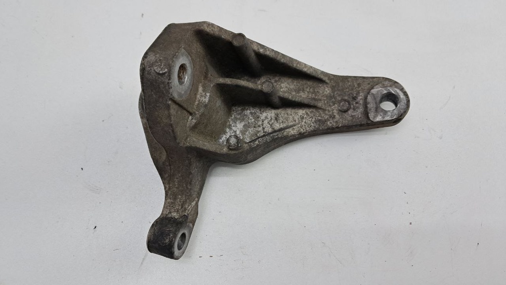 Кронштейн коробки КПП Volvo V50 S40 C30 2.5T 2007  3M516P093AE