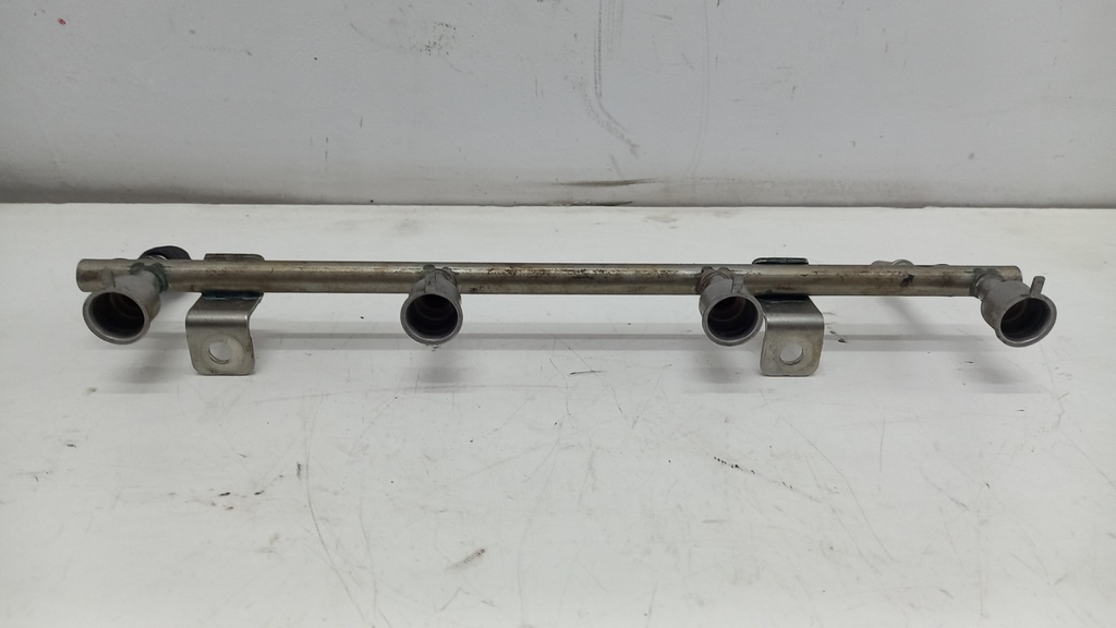 Паливна рампа Opel Astra J 1.8 2010-2017 рр. 55562597