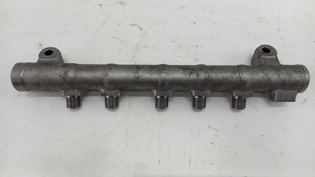 Топливная рампа Volvo V40 2.0td D2 2012 гг 31303612