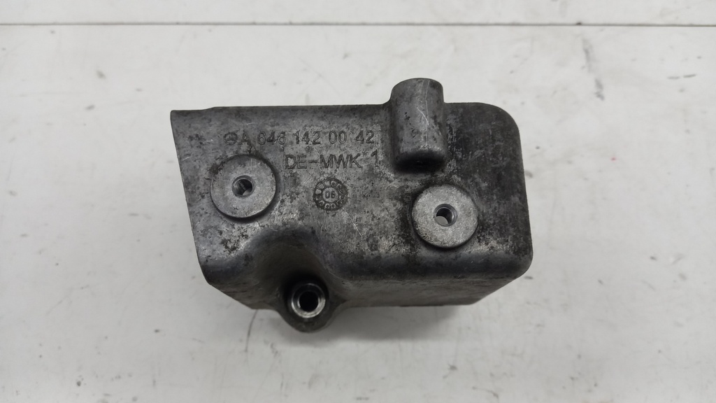 Кронштейн теплообмінника Mercedes Vito W639 2.2cdi 2003-2014 рр. A6461420042