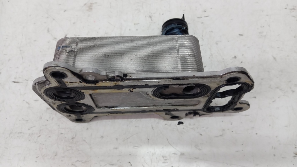 Радіатор масляний BMW 3 E90 E93 2.0D 2005-2013 70310369