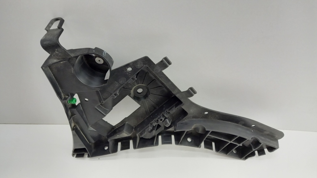 Кронштейн бампера правий Volvo XC60 2010-2017  31323764