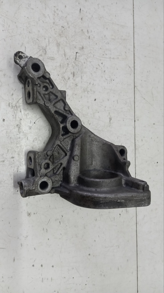 Кронштейн двигуна Mercedes A-Class W177 1.3i 2018 рр. A2822231100