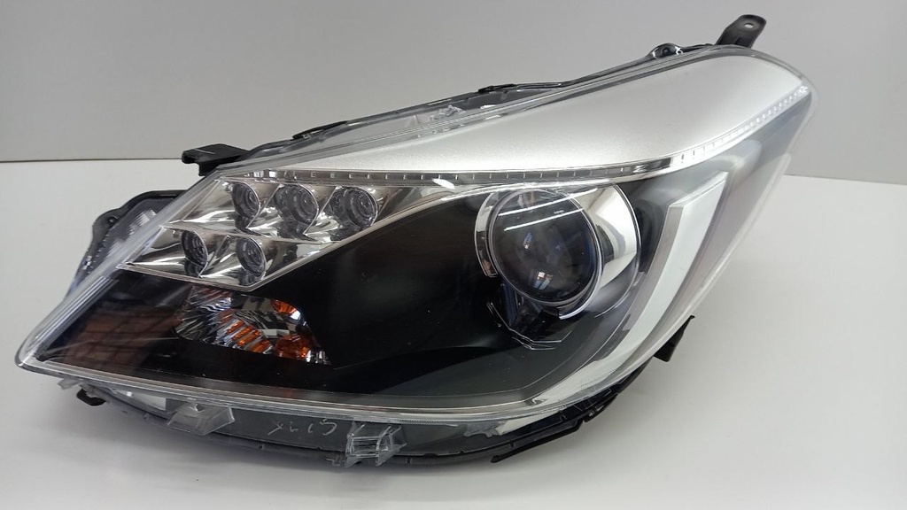 Фара левая Toyota Auris 2013 8115002K30