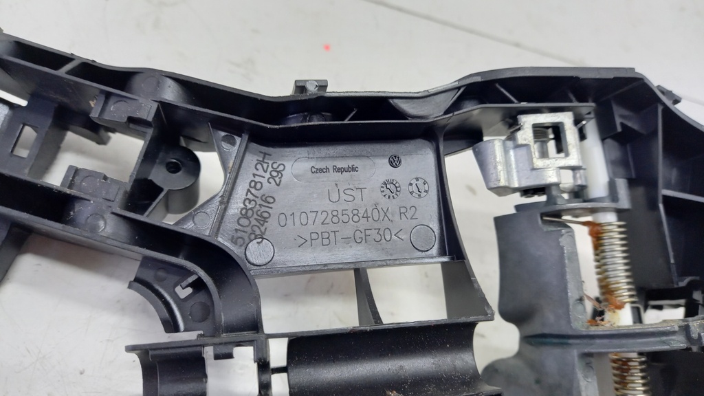 Кронштейн ручки задніх правих дверей Volkswagen Tiguan 2019 510837812H