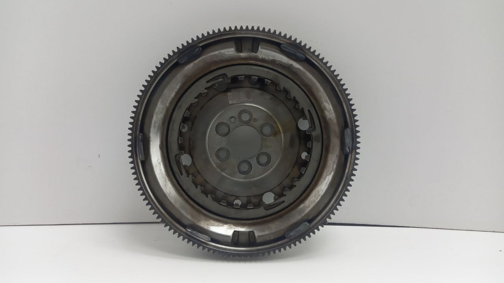 Маховик двигателя Volkswagen Golf 7 1.4 TFSI 2017 гг 04E105266