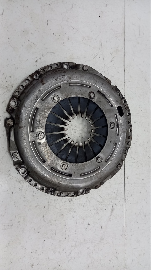 Корзина сцепления Audi A4 B8 2.0 TDI 2013  0B1141015D