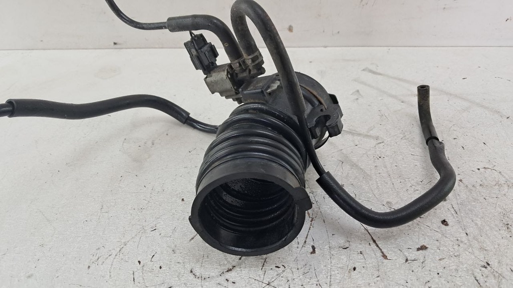 Патрубок воздушного фильтра Mazda 6 2.0 16V 2002-2007 гг L81313221