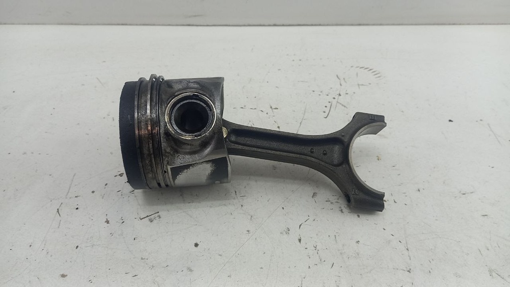 Поршень (+шатун) Volvo XC90 S40 S60 II 2.0d 2012 82L175