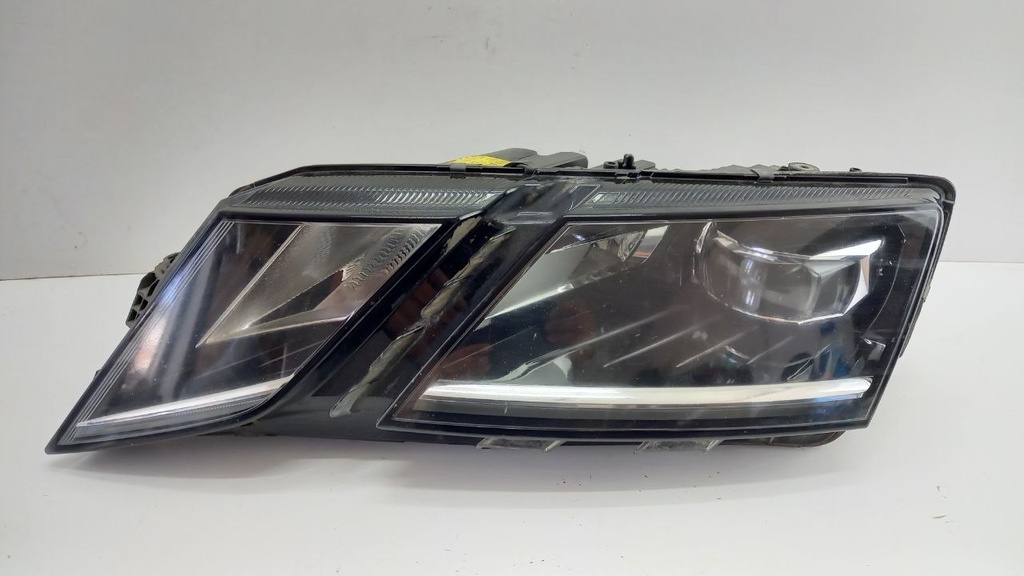 Фара левая Skoda Octavia III 2020 5E1941015F