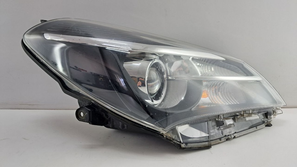 Фара права Toyota Yaris Kombi Sedan 5D 2014-2017 811300DA30
