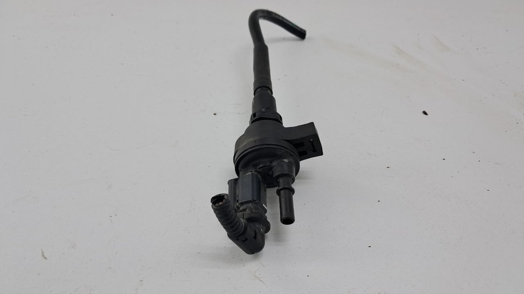 Клапан вентиляції паливного бака Citroen C3 C4 1.2L 2014 рр. 9671744280