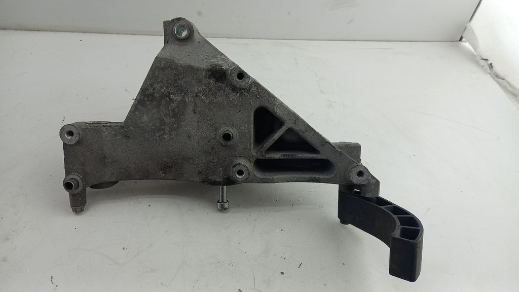 Кронштейн компресора кондиціонера Alfa Romeo Giulietta 1.4 TB 2011 рр 46820385