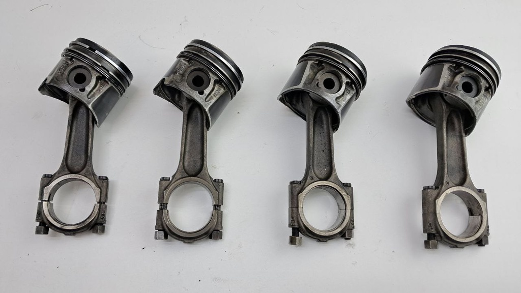 Поршень (+шатун) Volvo V50 S40 S80 Peugeot 307 2.0HDi 2010 085190