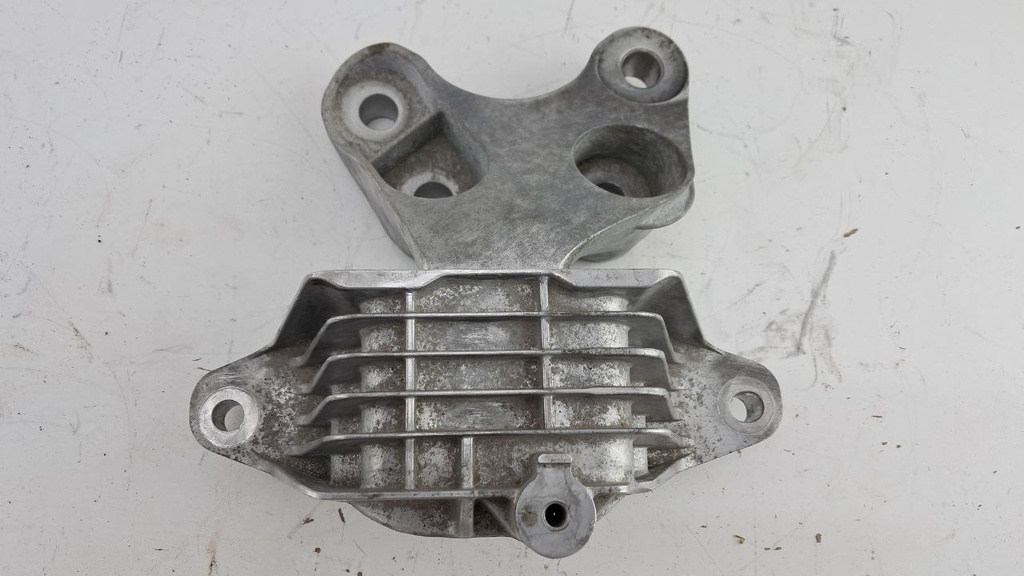 Кронштейн подушка КПП Opel Insignia 2.0 Turbo 2018 84080177