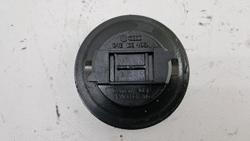 Крышка масляной горловины Volkswagen Polo 1.0 TSI 2019 04E103485A