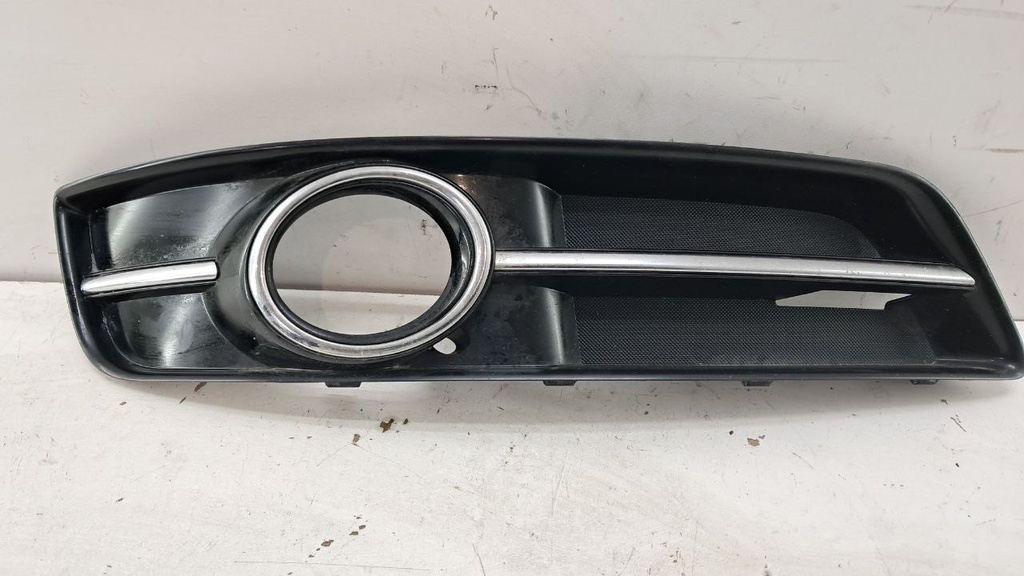 Решетка переднего бампера правая AUDI A3 8P 2008-2012 8P0807682J