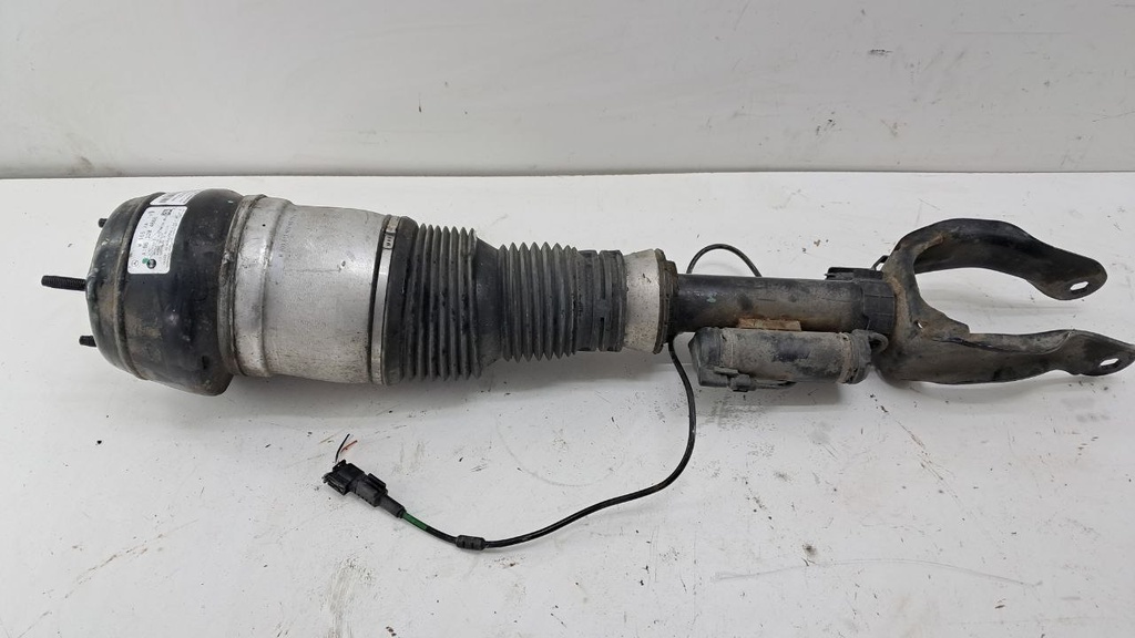 Амортизатор передний правый Mercedes GLA 2014-2020 A1663204666