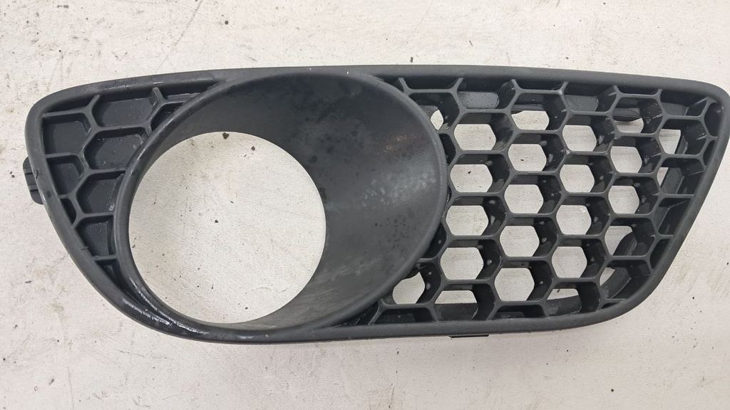 Решітка бампера ліва Volkswagen Touareg 2007-2010 7L9853663A