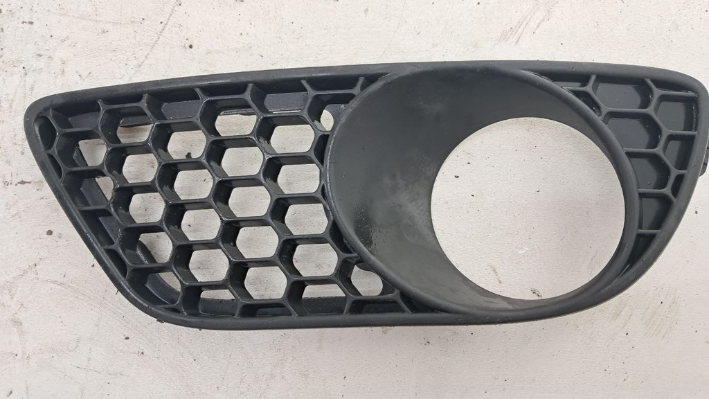 Решітка бампера права Volkswagen Touareg 2007-2010 7L9853664A