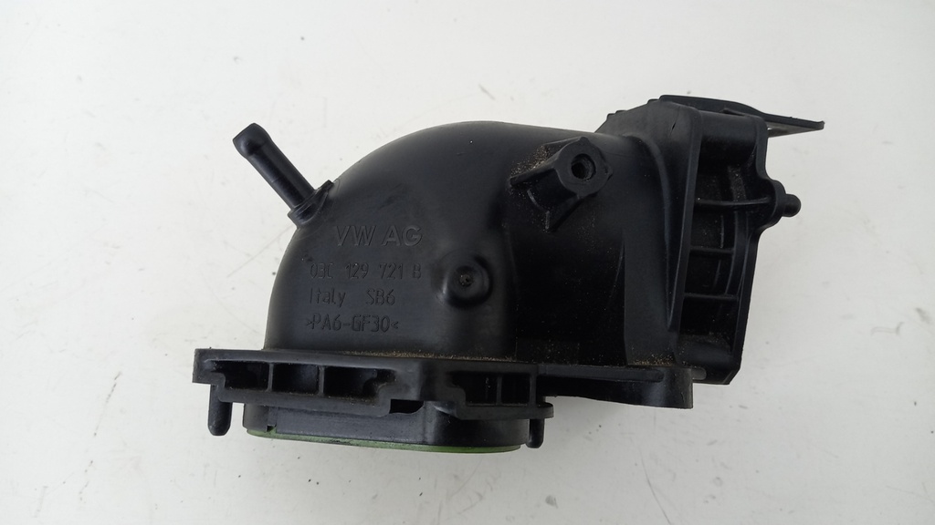Патрубок воздухозаборника Volkswagen Golf 5 1.4 TSI 2008 гг 03C129721B