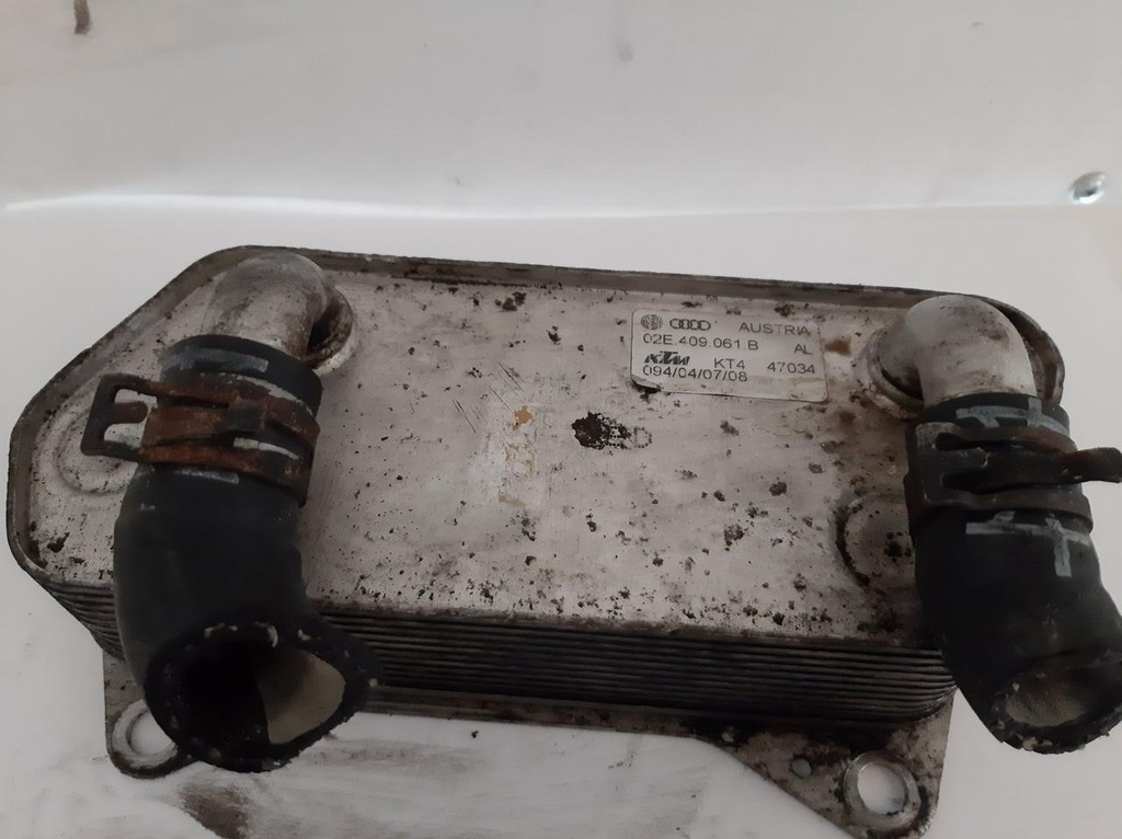 Радиатор масляный Volkswagen Passat CC 2.0 TDI 2010 02E409061B