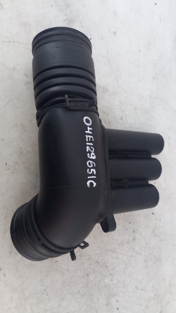 Патрубок воздушного фильтра Volkswagen Golf 6 1.4 TSI 2011 гг 04E129651C