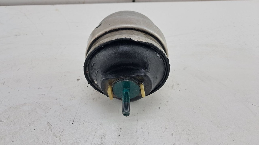 Подушка двигуна ліва Audi A4 B7 2.0TFSI 2004-2007 8E0199379AD