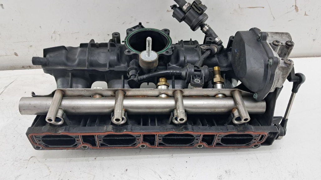 Колектор у зборі Volkswagen Passat B6 2.0 FSI 2005-2010 06F133201P