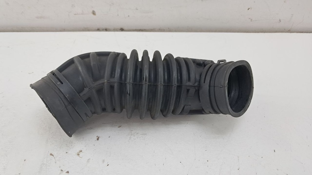 Патрубок воздухозаборника Audi A4 B7 2.0 TFSI 2007 гг 8E0133356D