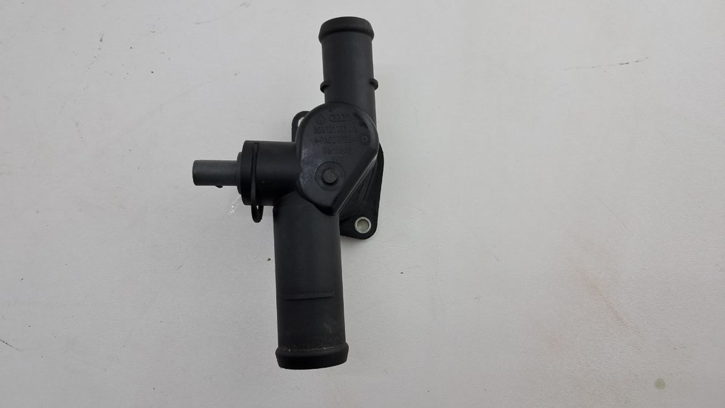 Фланець системи охолодження Audi A4 B8 2.0 TDI 2009 рр 06A121133AL