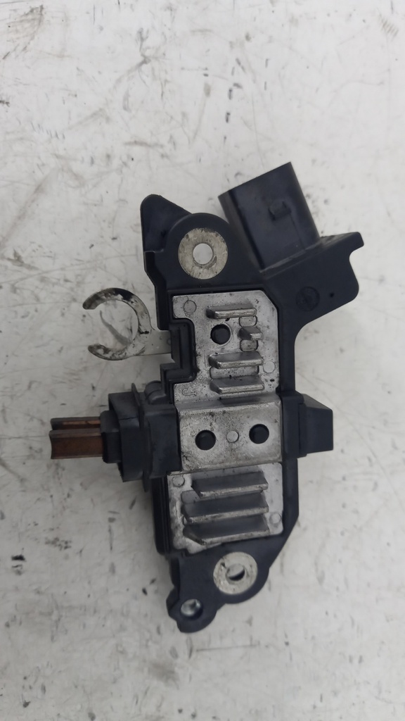 Регулятор генератора Mercedes W203 W208 2010  VRB883