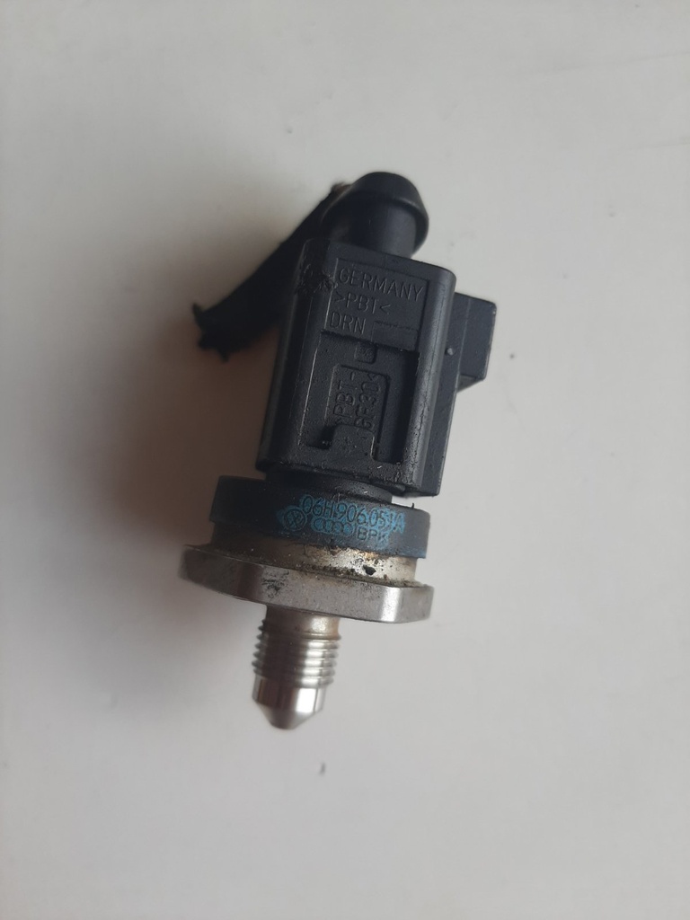 Датчик тиску палива Audi A4 B8 Q5 2.0 TFSI 2009 рр 06H906051A