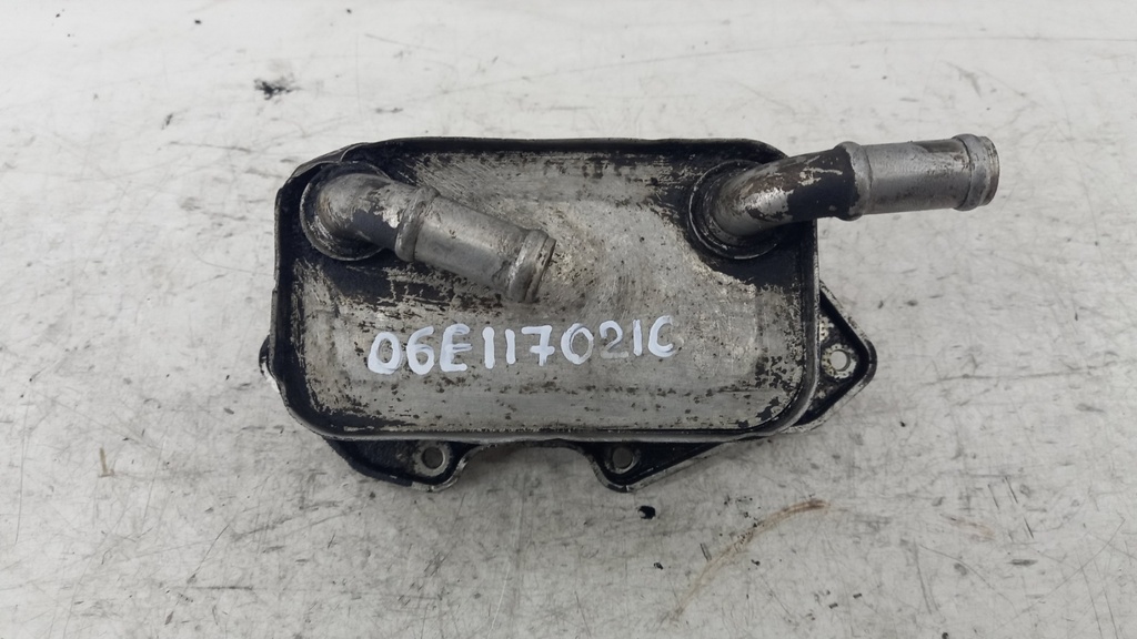 Радиатор масляный Audi A6 C6 A5 3.2 FSI 2010 06E117021C