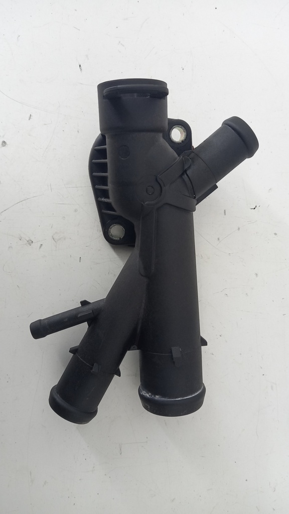 Фланець системи охолодження Volkswagen Golf 6 2.0 TDI 2010 03L121131AA