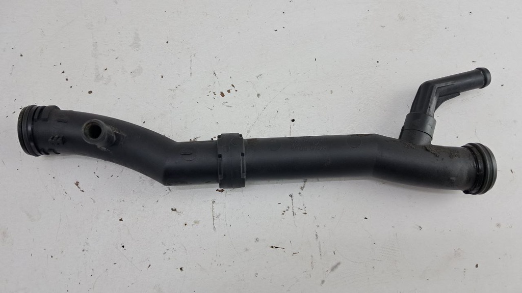 Патрубок системи охолодження Volkswagen Golf 5 Passat B6 1.4 TSI 03C121065F