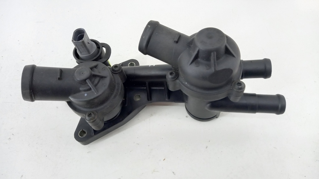 Корпус термостата Volkswagen Golf 5 1.6 FSI 2006 рр 03C121026H