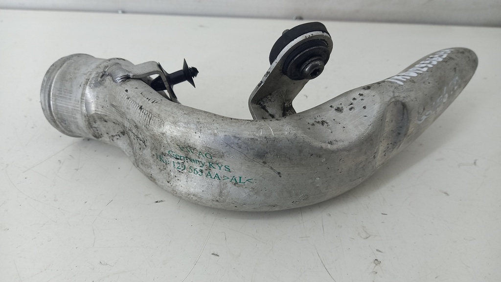 Патрубок повітрозабірника Volkswagen Passat B6 2.0 TDI 2009 рр. 1K0129565AA