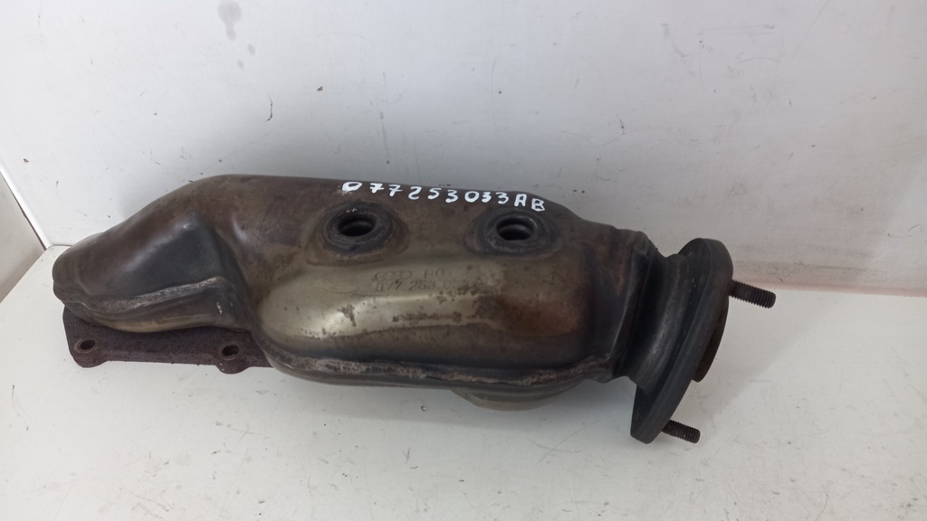 Колектор Audi A8 D3 4.2 FSI 2002-2010 рр. 077253033AB