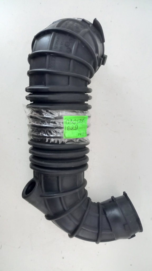 Патрубок повітрозабірника Audi A4 B8 2.0 TDI 2015 рр 03G129629