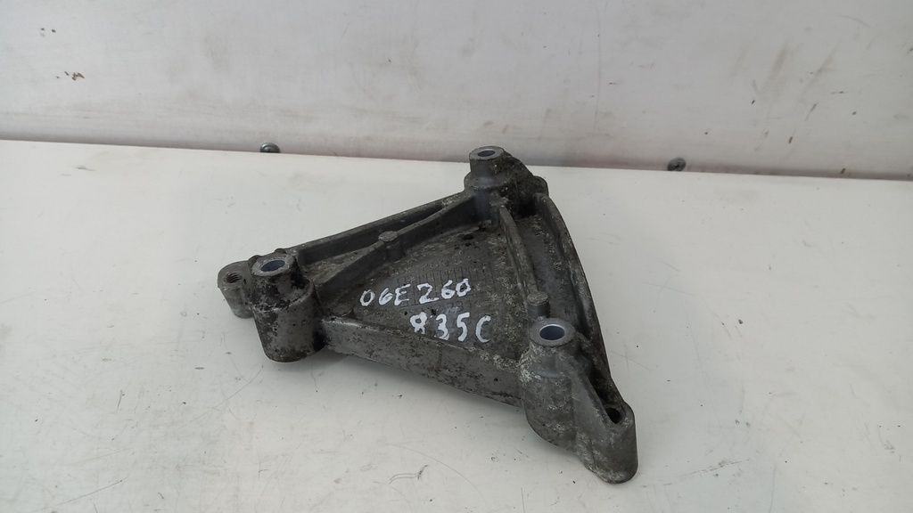 Кронштейн компрессора Audi A6 C6 2.4b 2010  06E260835C