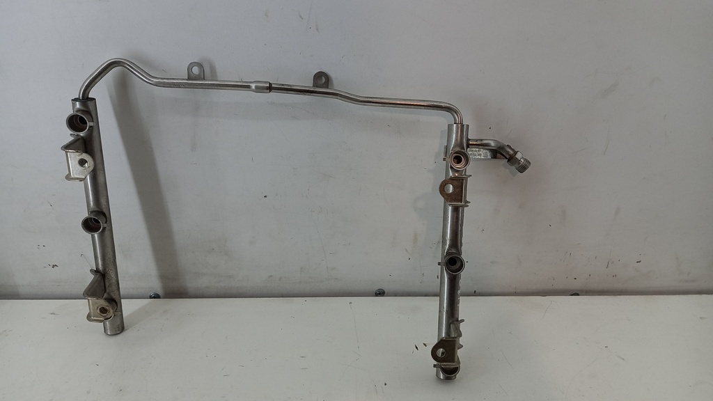 Топливная рампа Audi A6 С6 2.4 3.2 FSI 2004-2011 гг 06E133681F