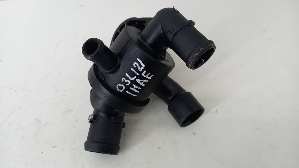 Корпус термостата Skoda Oktavia Superb 2.0 TDI 2009 гг 03L121111AE