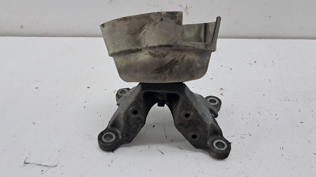 Кронштейн двигуна лівий Audi A6 C6 3.2 FSI 2004-2007 рр 4F0199307M