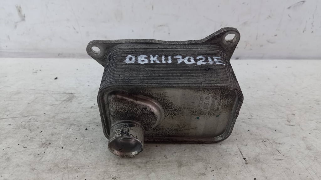 Радиатор масляный Audi A3 A7 Q3 2.0 TFSI 2012 06K117021E